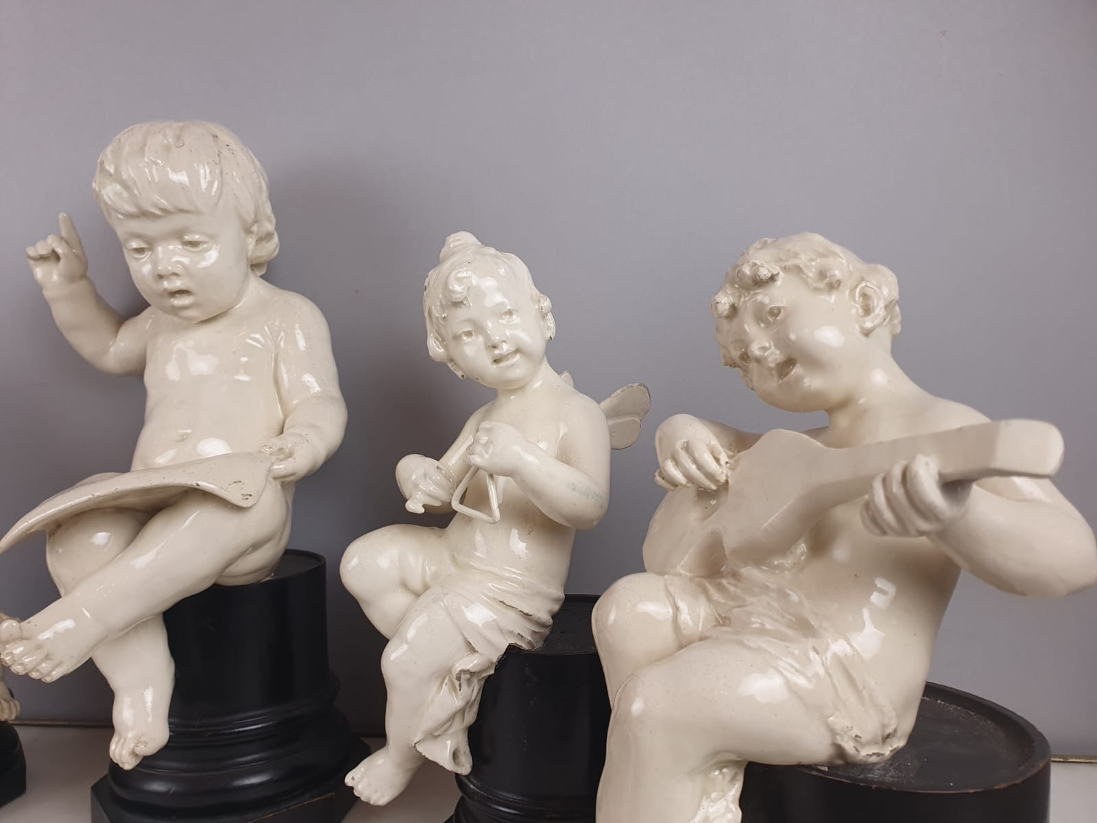 Group of 5 earthenware musician cherubs, late 19th, early 20th. Height of the largest: 35 cm.