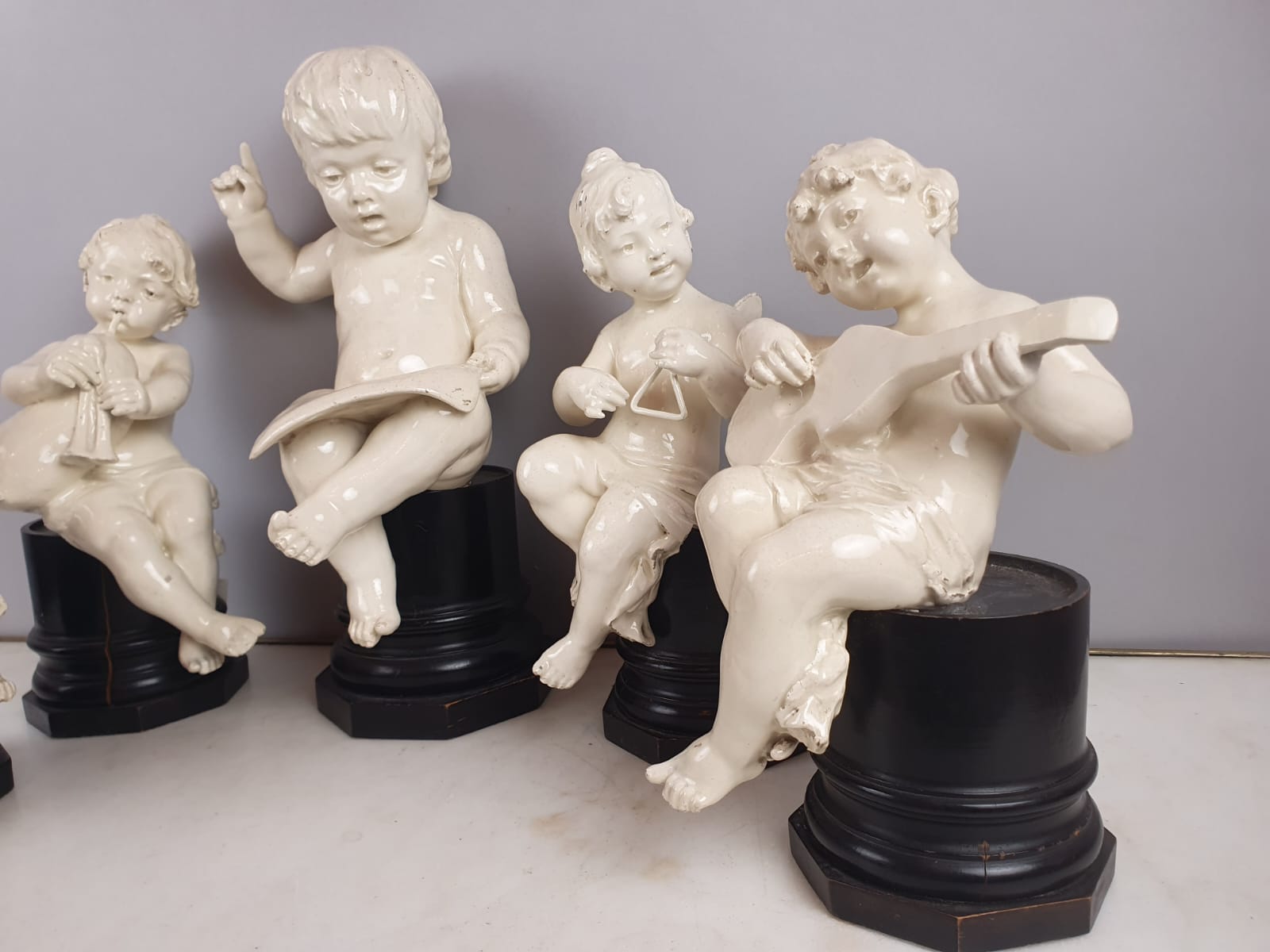 Group of 5 earthenware musician cherubs, late 19th, early 20th. Height of the largest: 35 cm.
