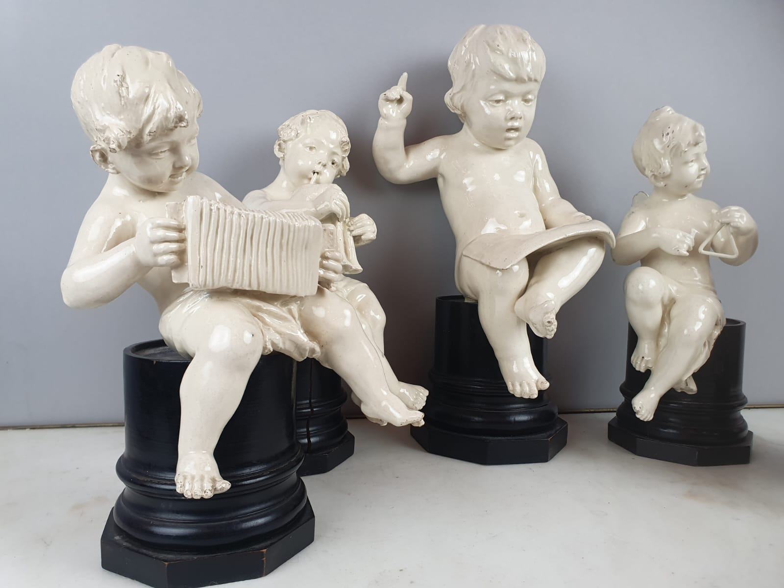Group of 5 earthenware musician cherubs, late 19th, early 20th. Height of the largest: 35 cm.