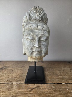 Guanyin head in stone on a base, early 20th century 