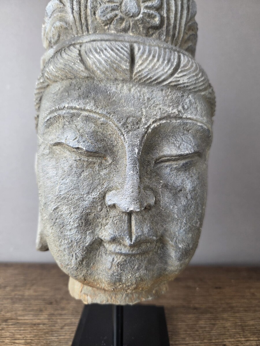 Guanyin head in stone on a base, early 20th century 