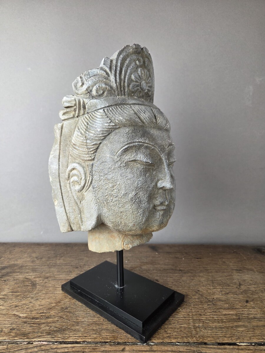 Guanyin head in stone on a base, early 20th century 