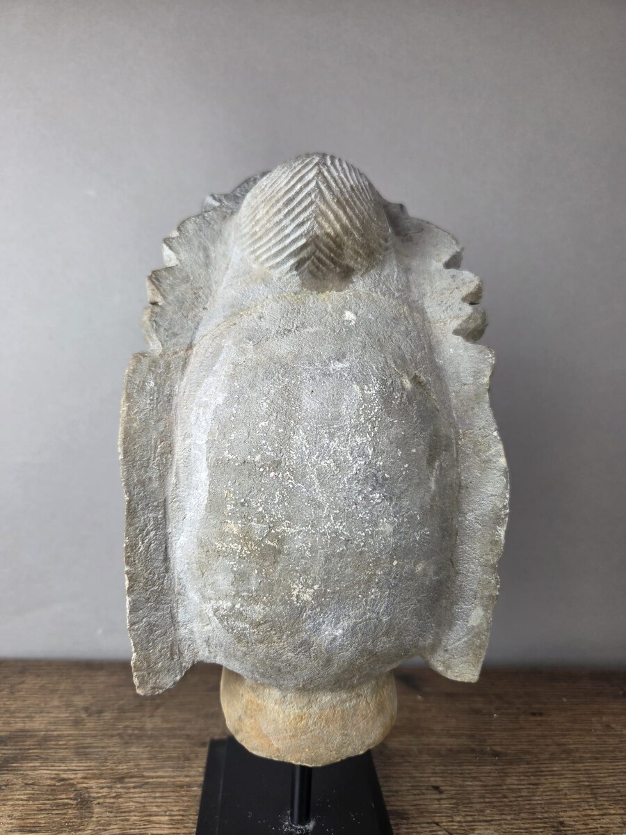 Guanyin head in stone on a base, early 20th century 