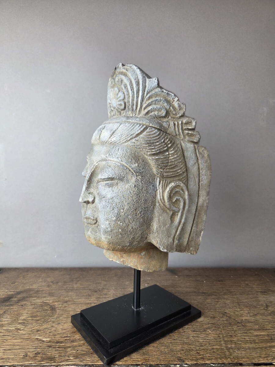 Guanyin head in stone on a base, early 20th century 