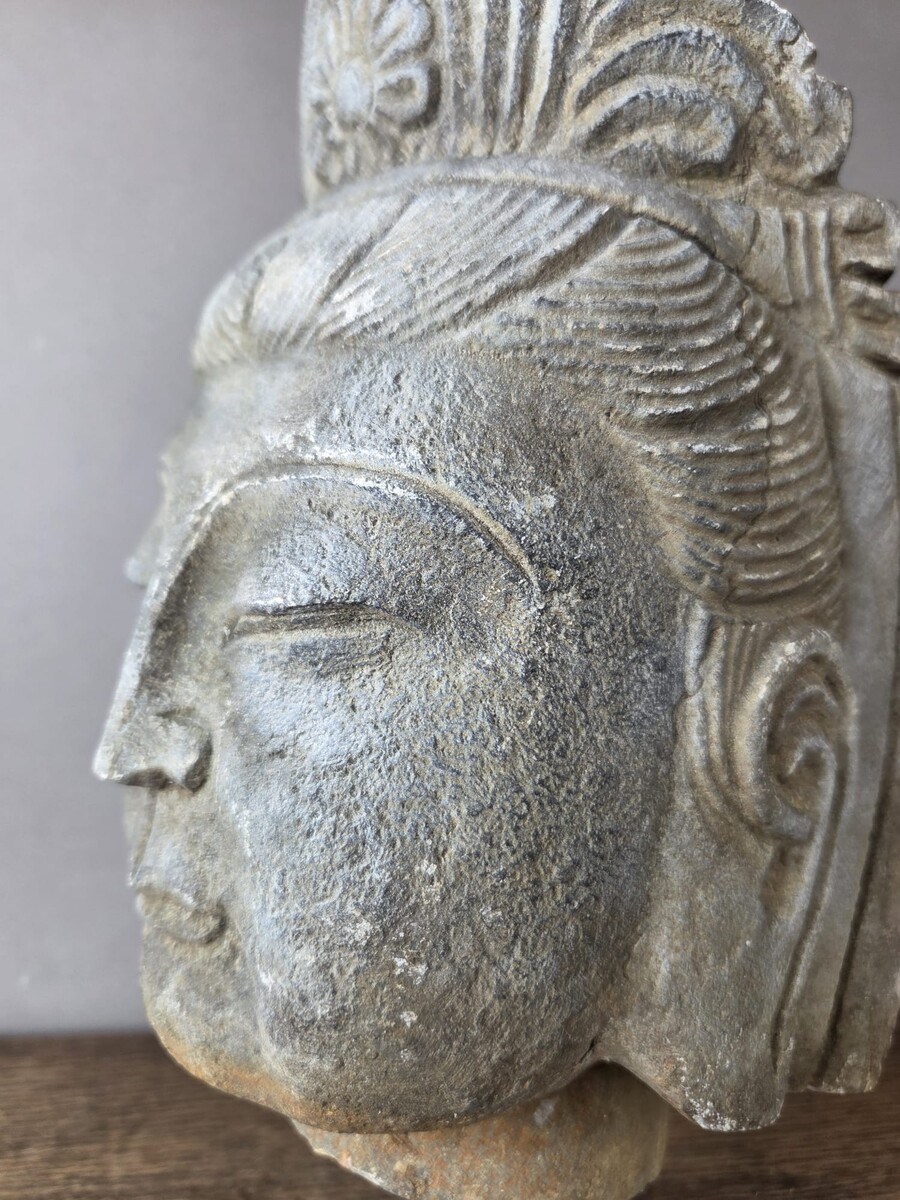 Guanyin head in stone on a base, early 20th century 