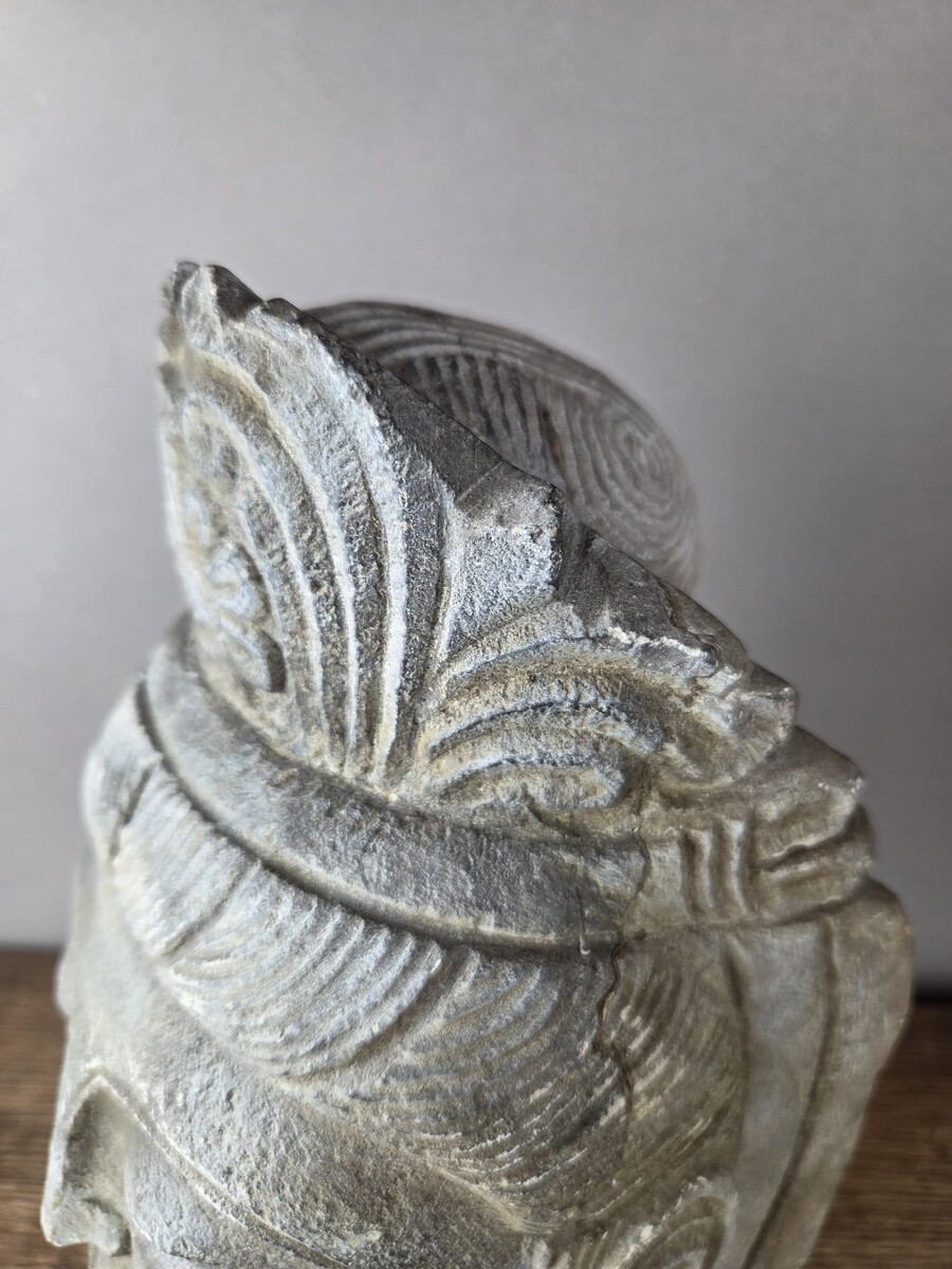 Guanyin head in stone on a base, early 20th century 