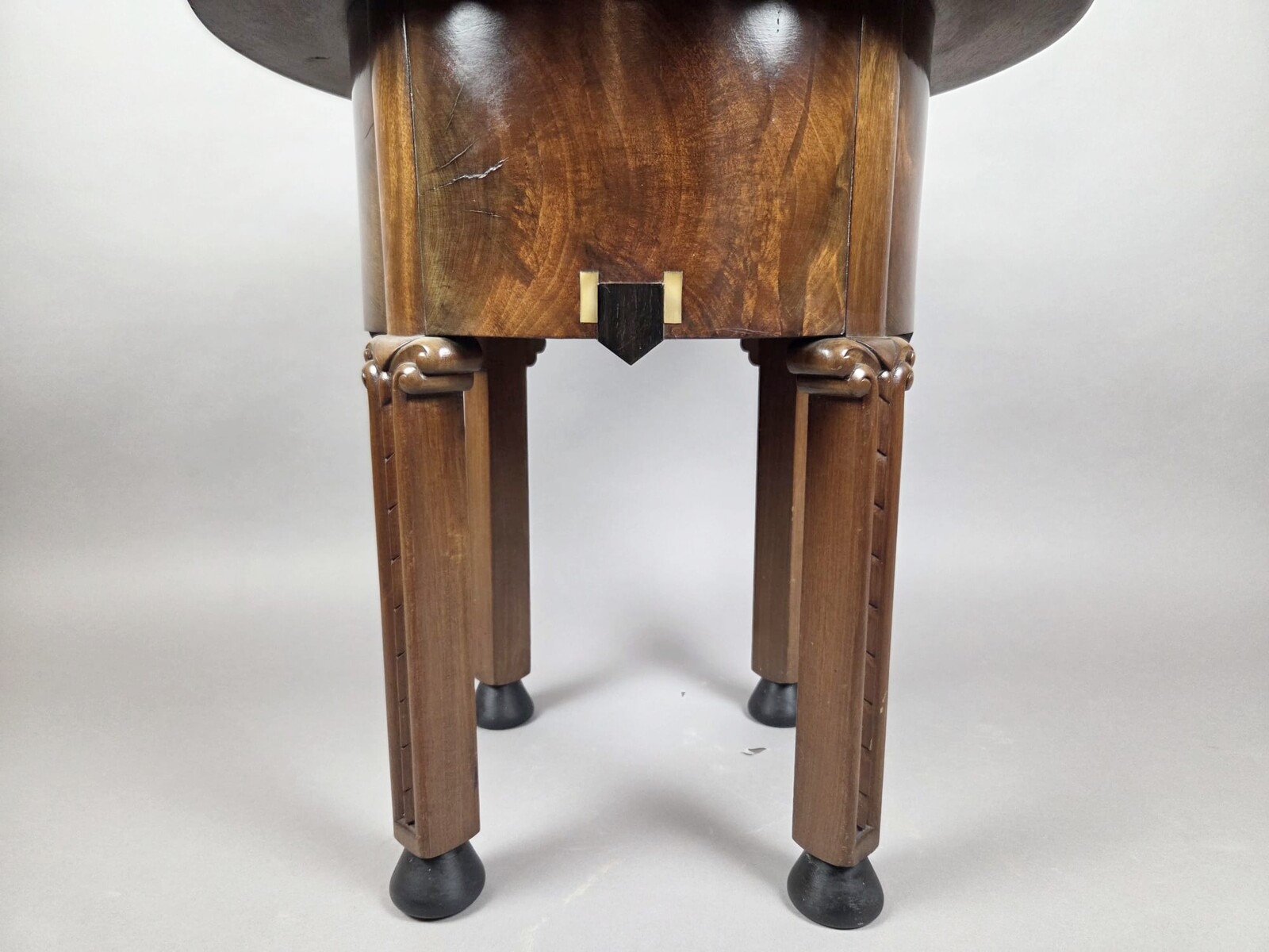 In the style of Chambon, Art Deco mahogany pedestal table
