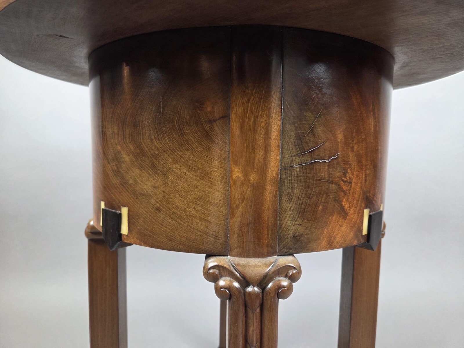 In the style of Chambon, Art Deco mahogany pedestal table