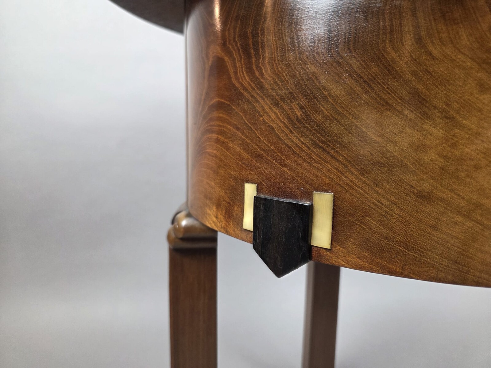In the style of Chambon, Art Deco mahogany pedestal table
