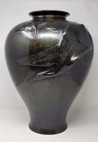 Large bronze vase with green patina - bas relief decoration of birds