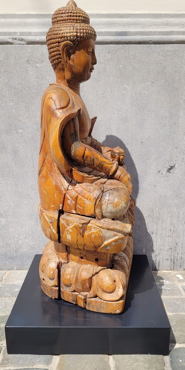 Large carved wooden Buddha - some traces of polychromy - circa 1900