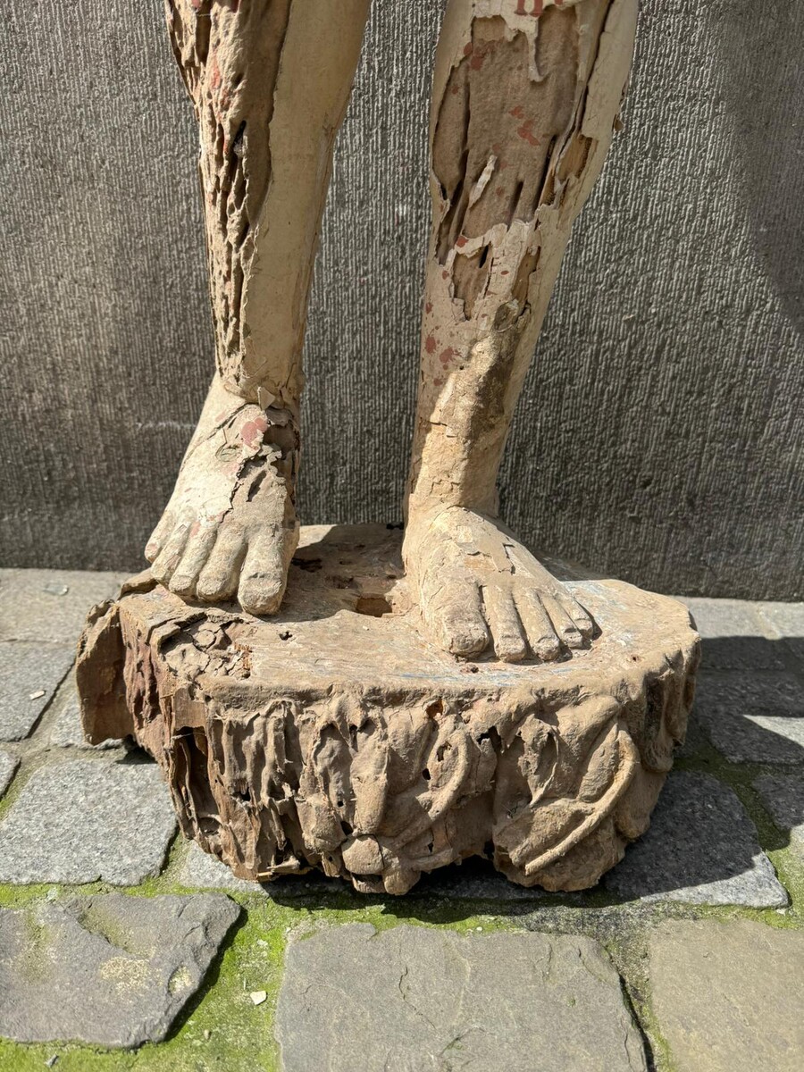 Large carved wooden Christ, late 16th