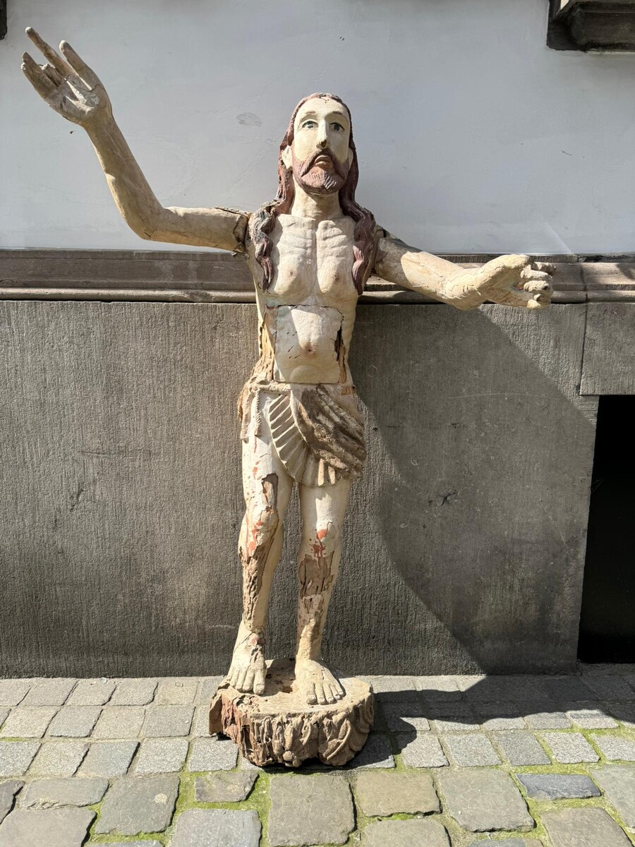 Large carved wooden Christ, late 16th