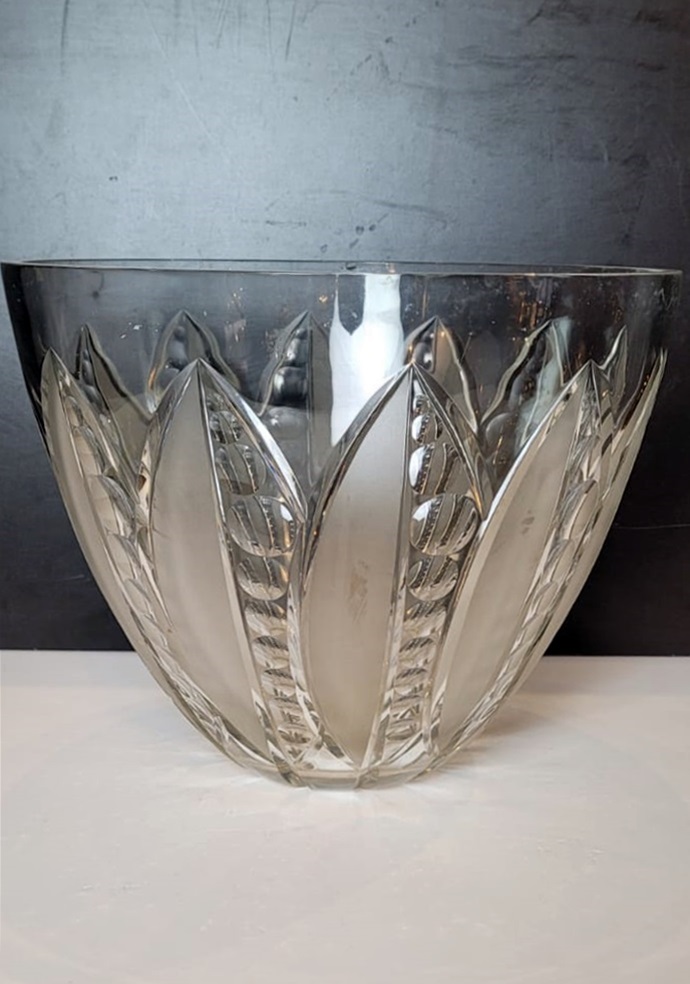 Large crystal bowl from Val Saint Lambert - acid-etched decoration