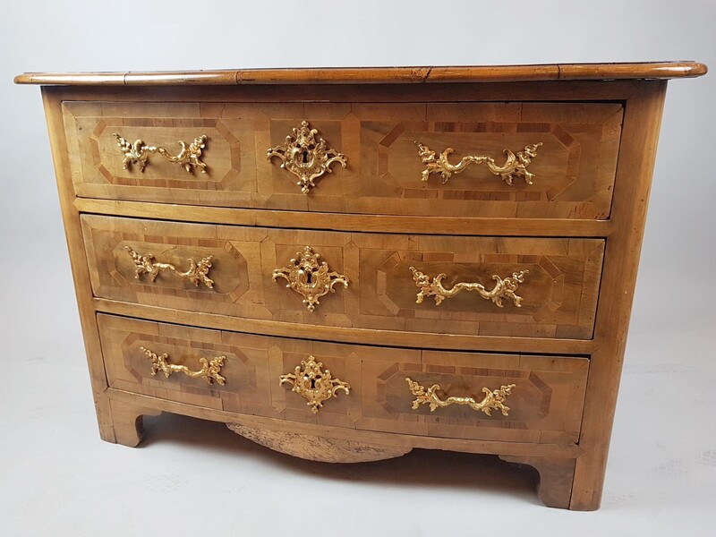 Louis XIV chest of drawers in walnut and inlaid mahogany, 18th