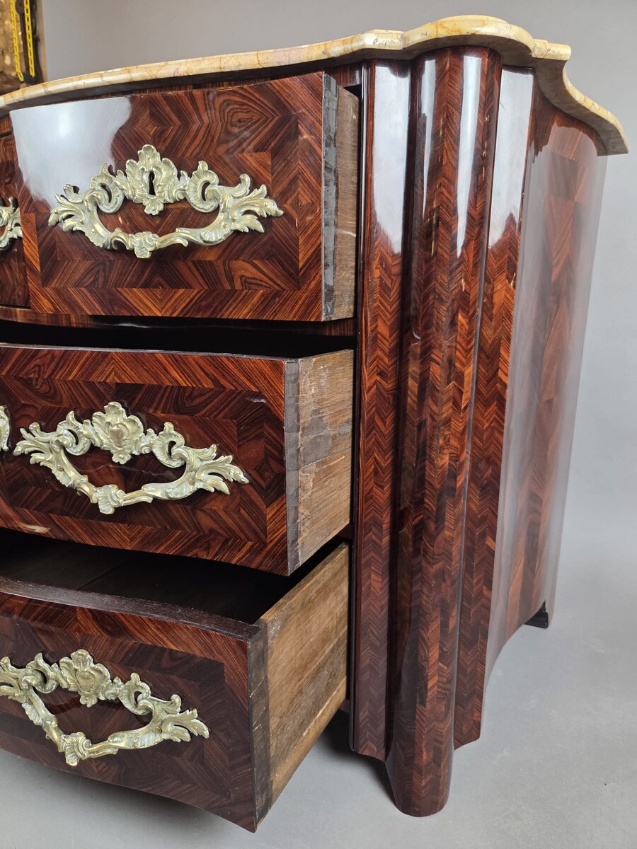 Louis XIV chest of drawers with rosewood marquetry and gilded bronze fittings, 18th century