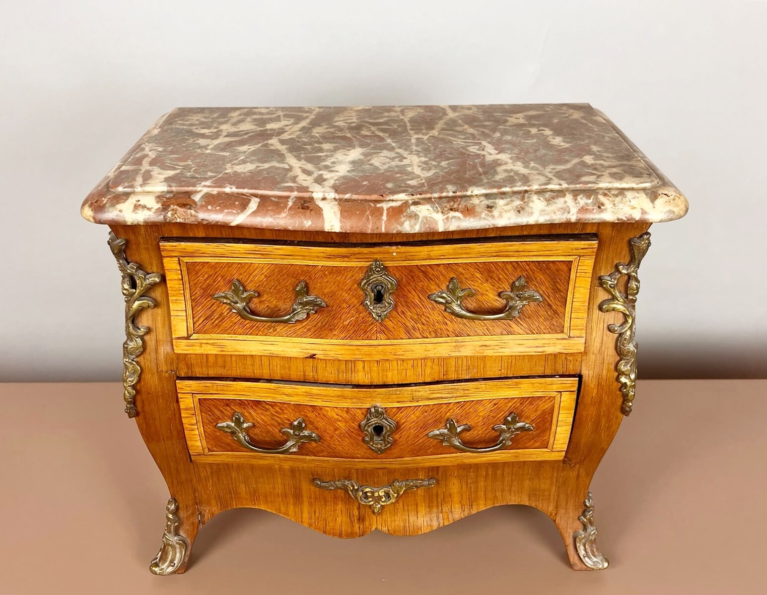 Louis XV-style chest of drawers, 20th century.
