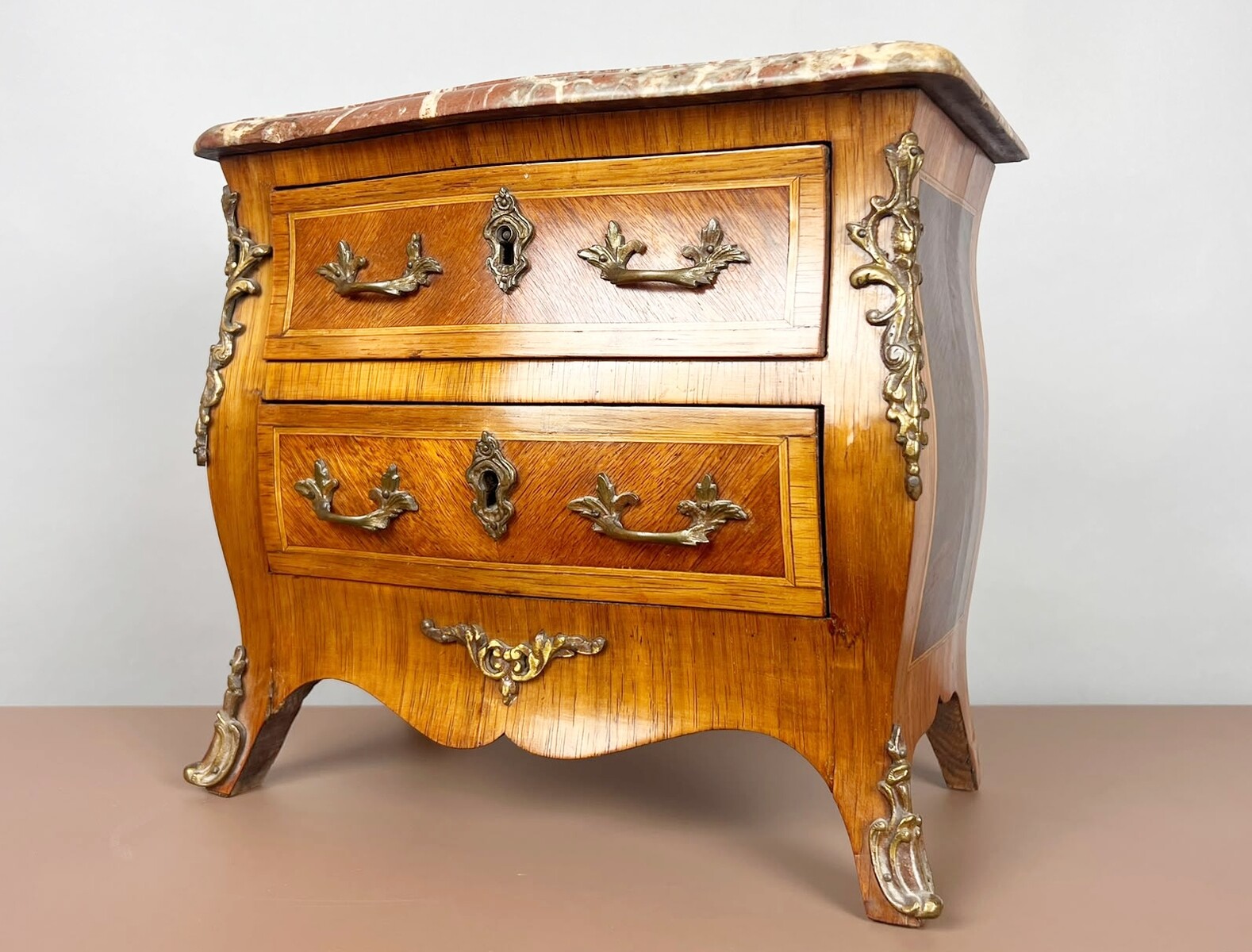 Louis XV-style chest of drawers, 20th century.