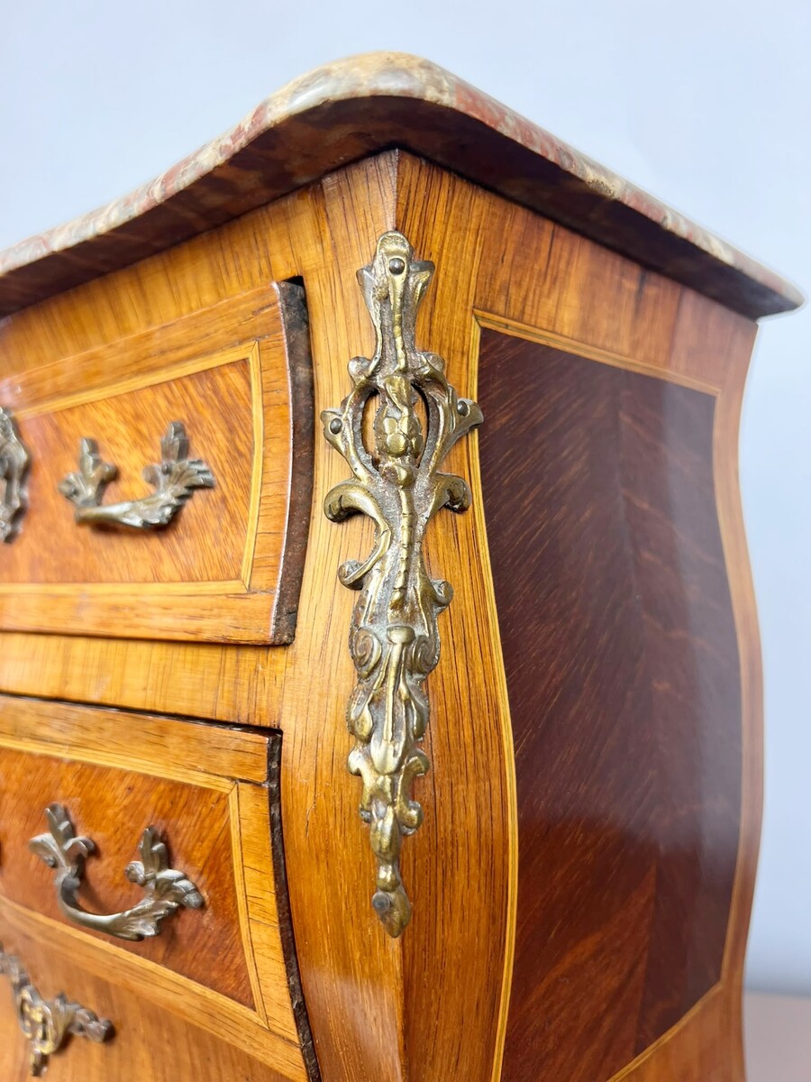 Louis XV-style chest of drawers, 20th century.