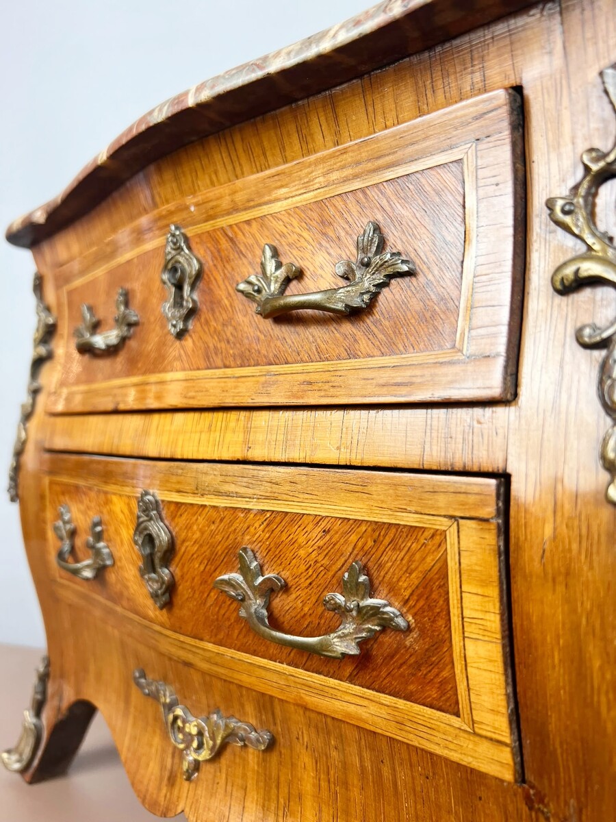 Louis XV-style chest of drawers, 20th century.