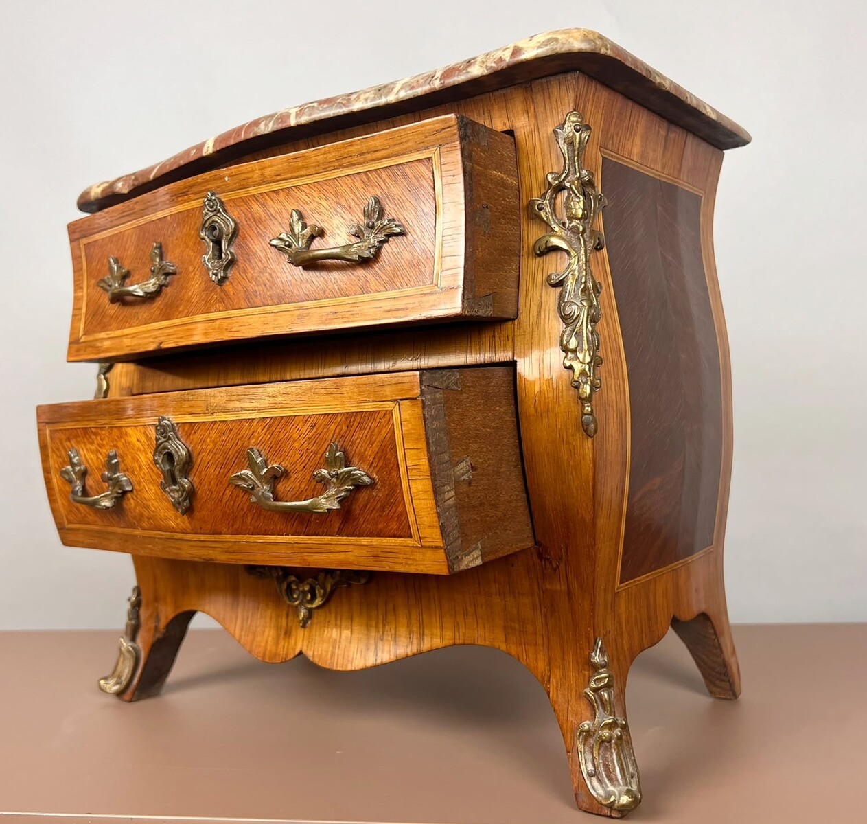 Louis XV-style chest of drawers, 20th century.