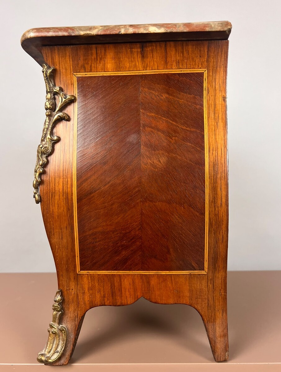Louis XV-style chest of drawers, 20th century.