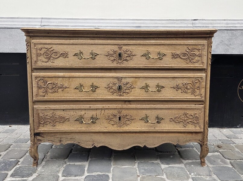 Louis XV style chest of drawers in carved oak, early 20th century