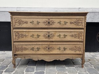 Louis XV style chest of drawers in carved oak, early 20th century