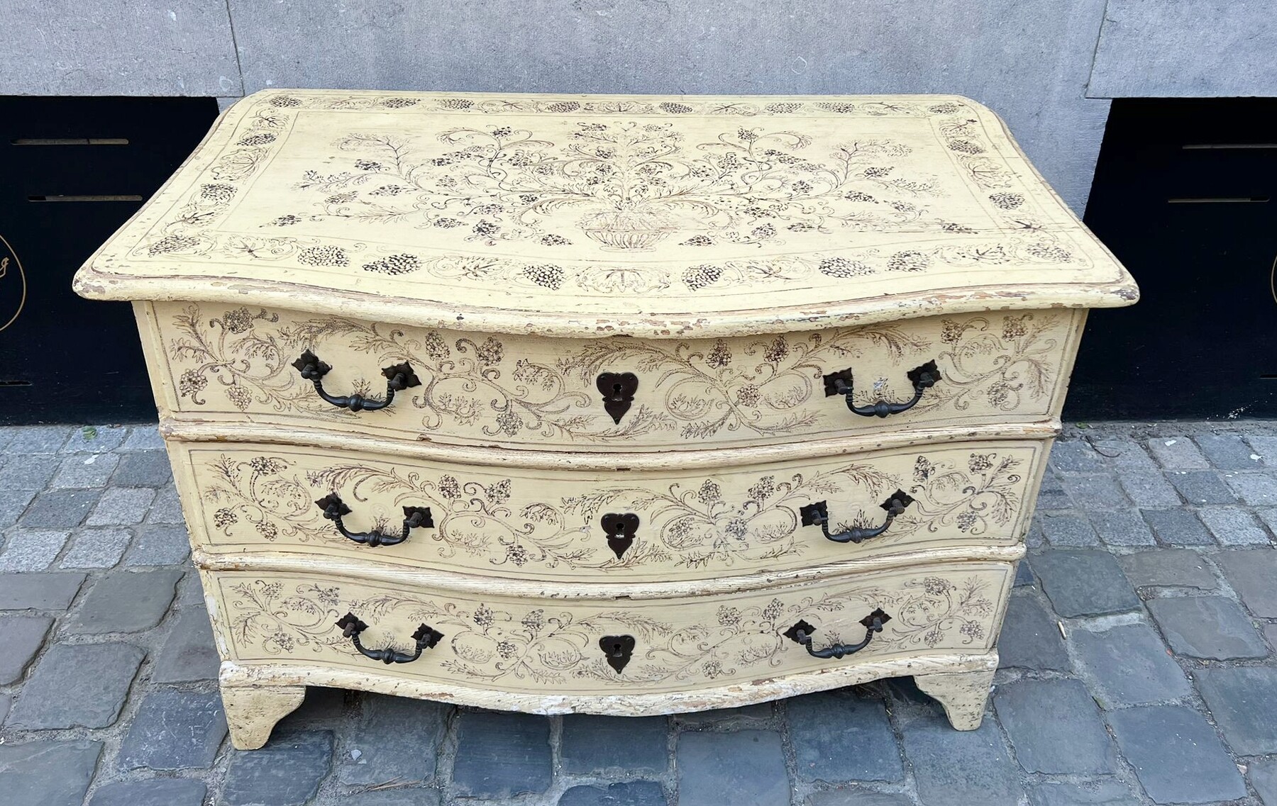 Louis XV style crossbow chest of drawers, early 20th century, South of France