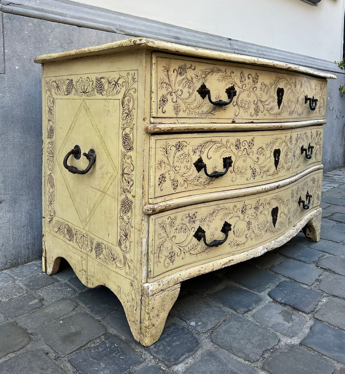 Louis XV style crossbow chest of drawers, early 20th century, South of France