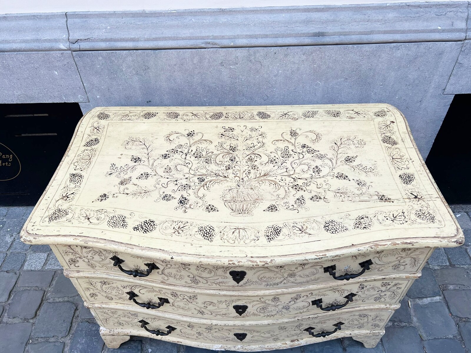 Louis XV style crossbow chest of drawers, early 20th century, South of France