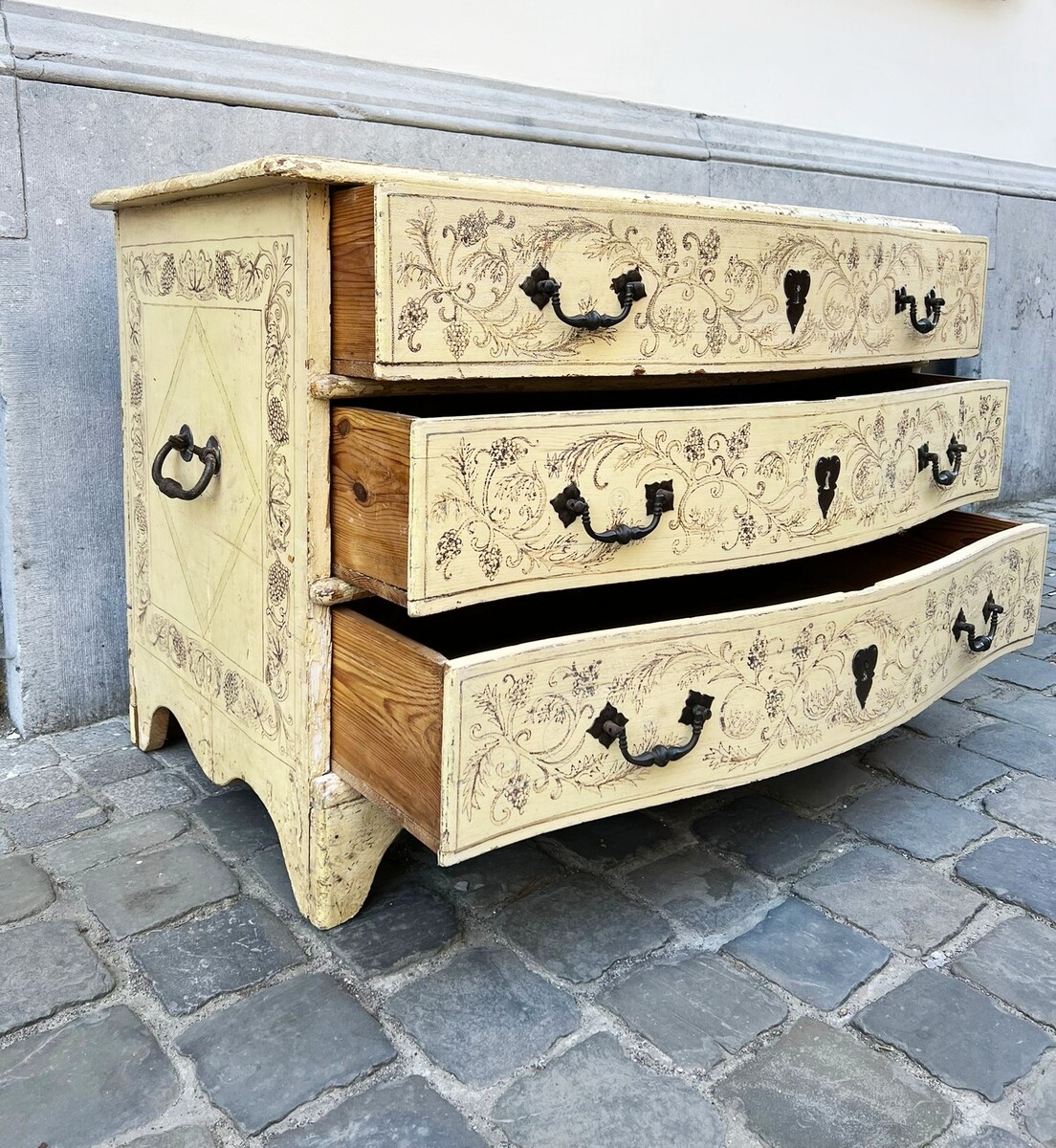 Louis XV style crossbow chest of drawers, early 20th century, South of France