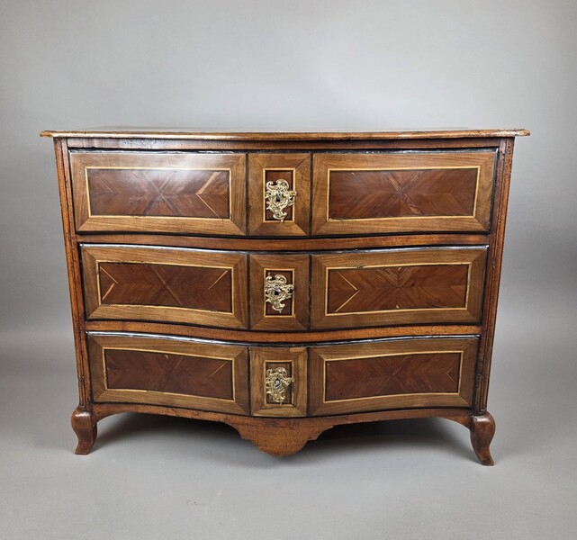 Louis XV style mahogany and rosewood chest of drawers, 19th century