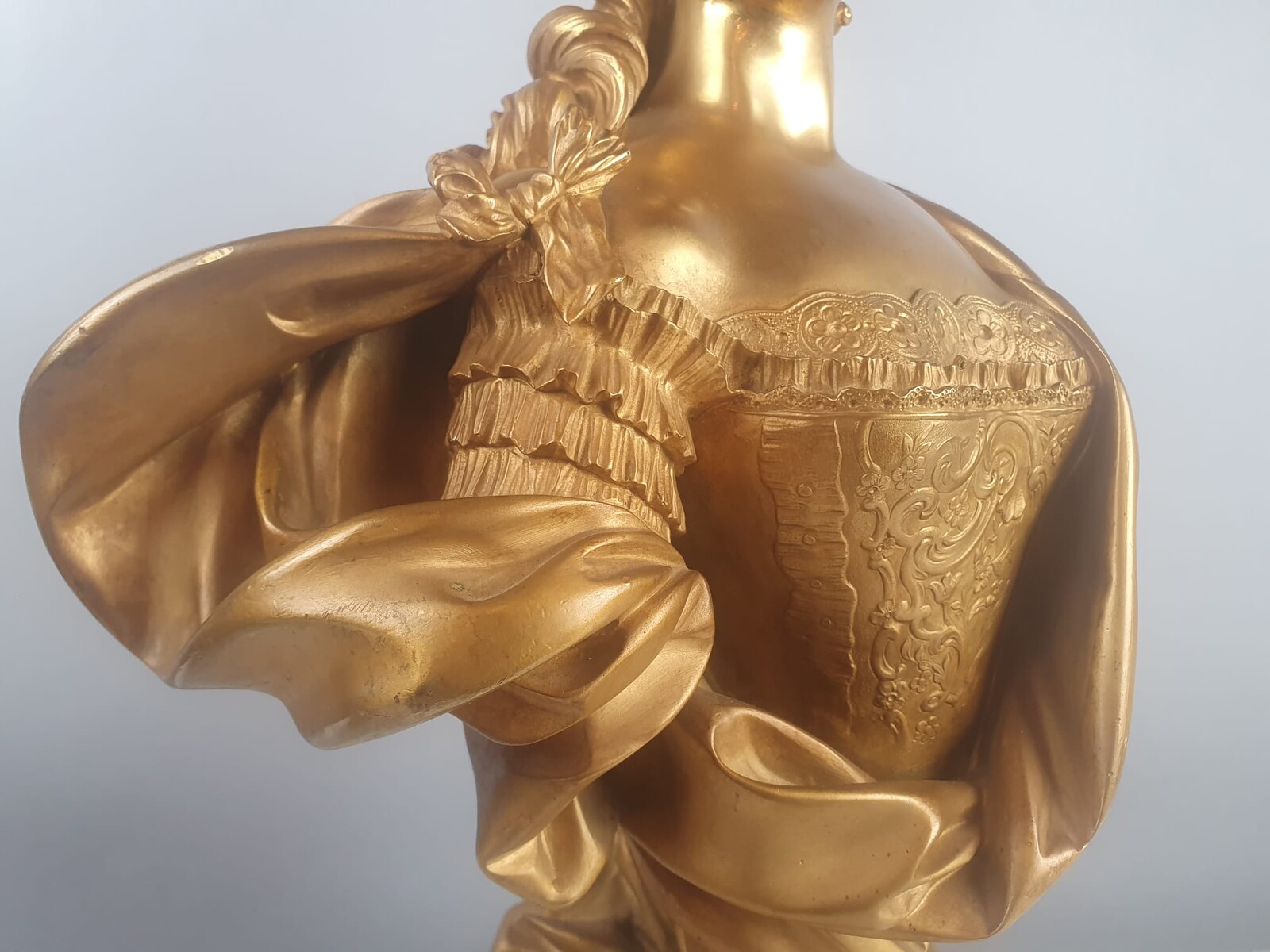 Maison Millet in Paris, pair of gilt bronze busts