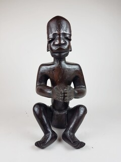 MaKonde seated statue - Statue embodying an ancestor, composed of incised scarifications in the wood and thick protruding lips specific to Makonde statuary Tanzania, northern Mozambique