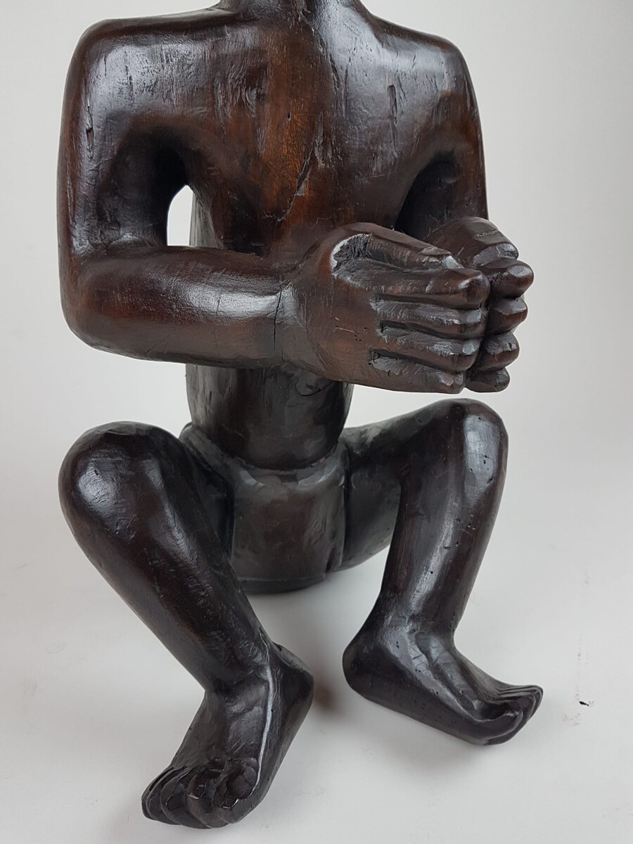 MaKonde seated statue - Statue embodying an ancestor, composed of incised scarifications in the wood and thick protruding lips specific to Makonde statuary Tanzania, northern Mozambique