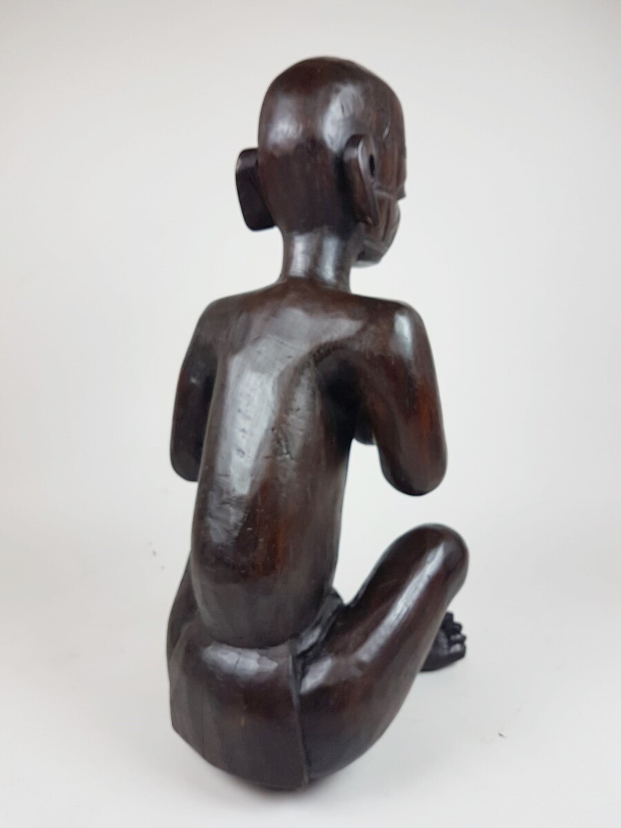 MaKonde seated statue - Statue embodying an ancestor, composed of incised scarifications in the wood and thick protruding lips specific to Makonde statuary Tanzania, northern Mozambique