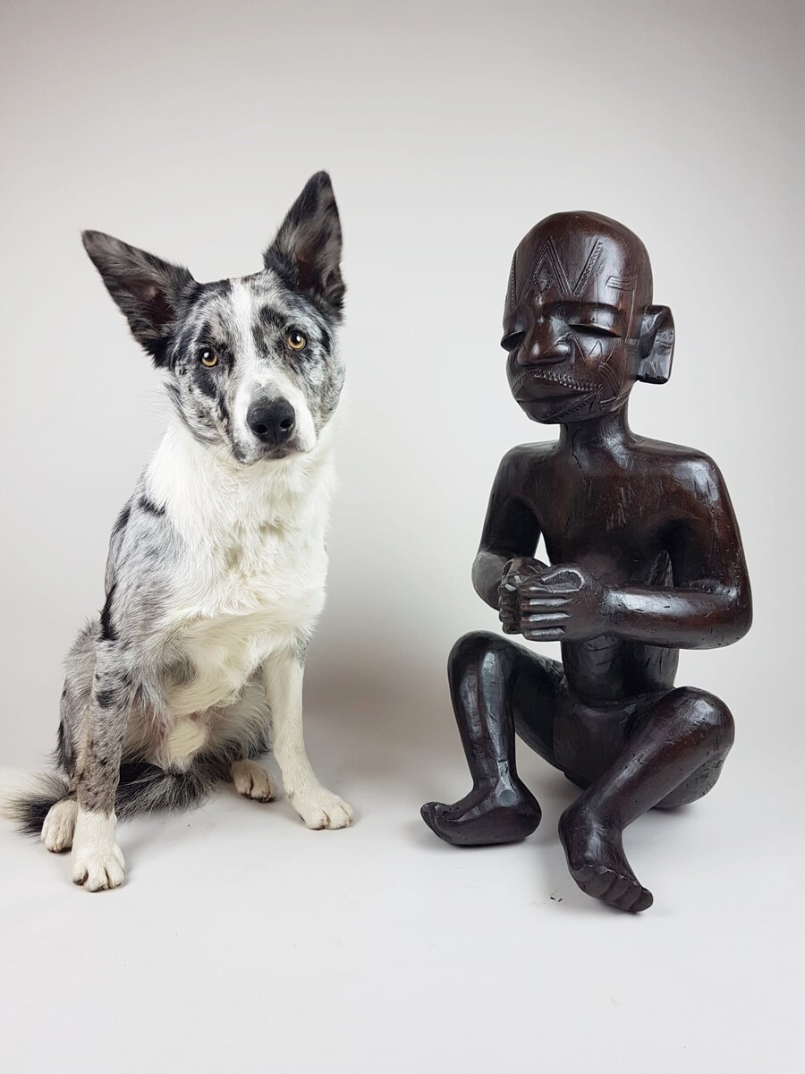 MaKonde seated statue - Statue embodying an ancestor, composed of incised scarifications in the wood and thick protruding lips specific to Makonde statuary Tanzania, northern Mozambique