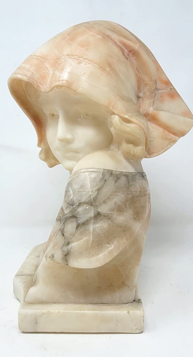 Marble and alabaster bust representing a young girl