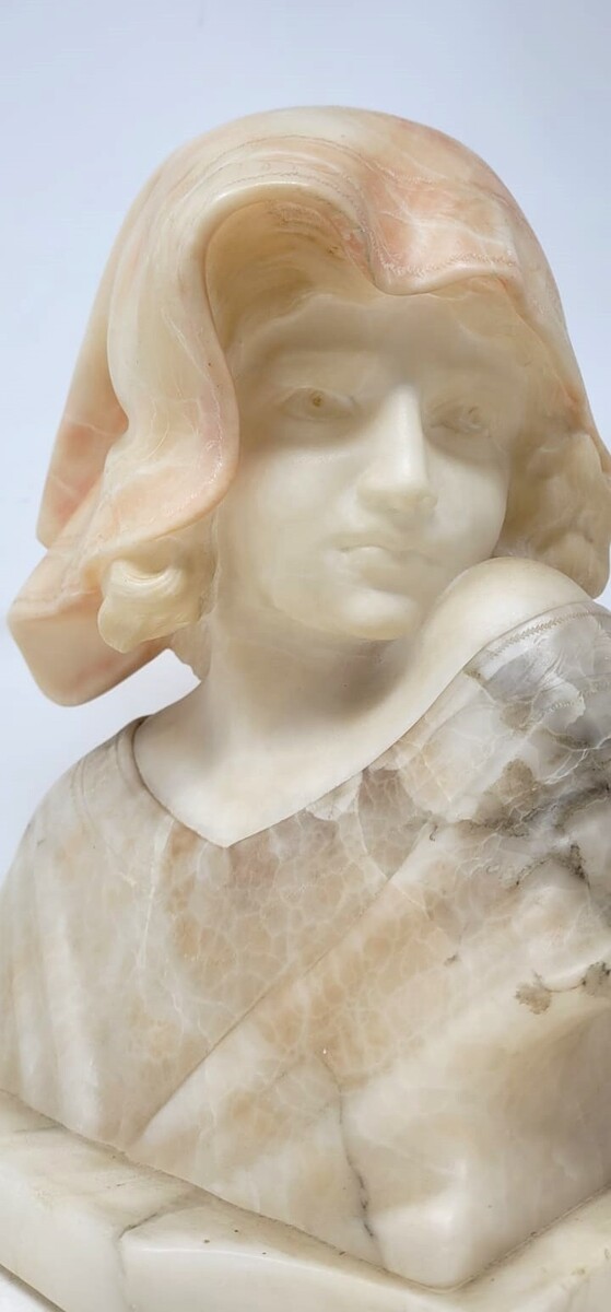 Marble and alabaster bust representing a young girl