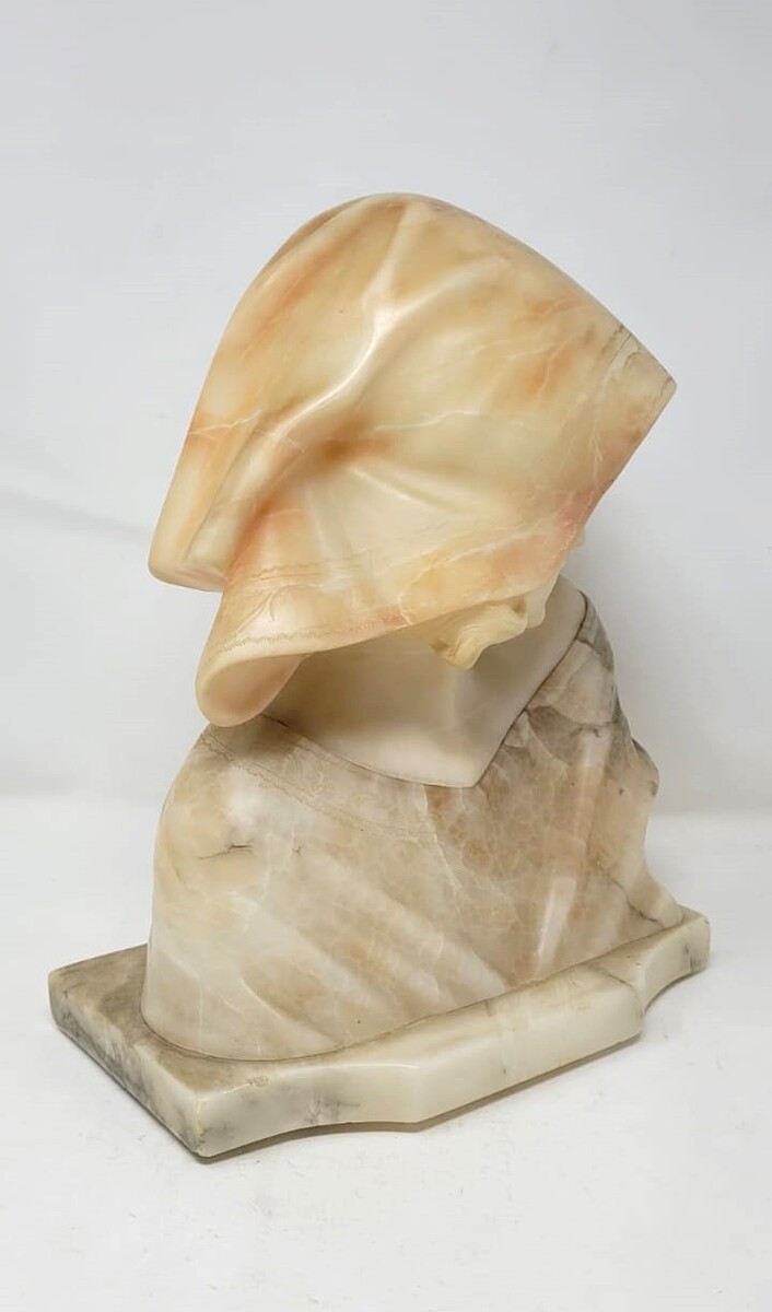 Marble and alabaster bust representing a young girl