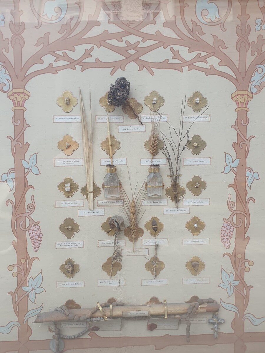 Neo-Gothic style reliquary containing 74 relics