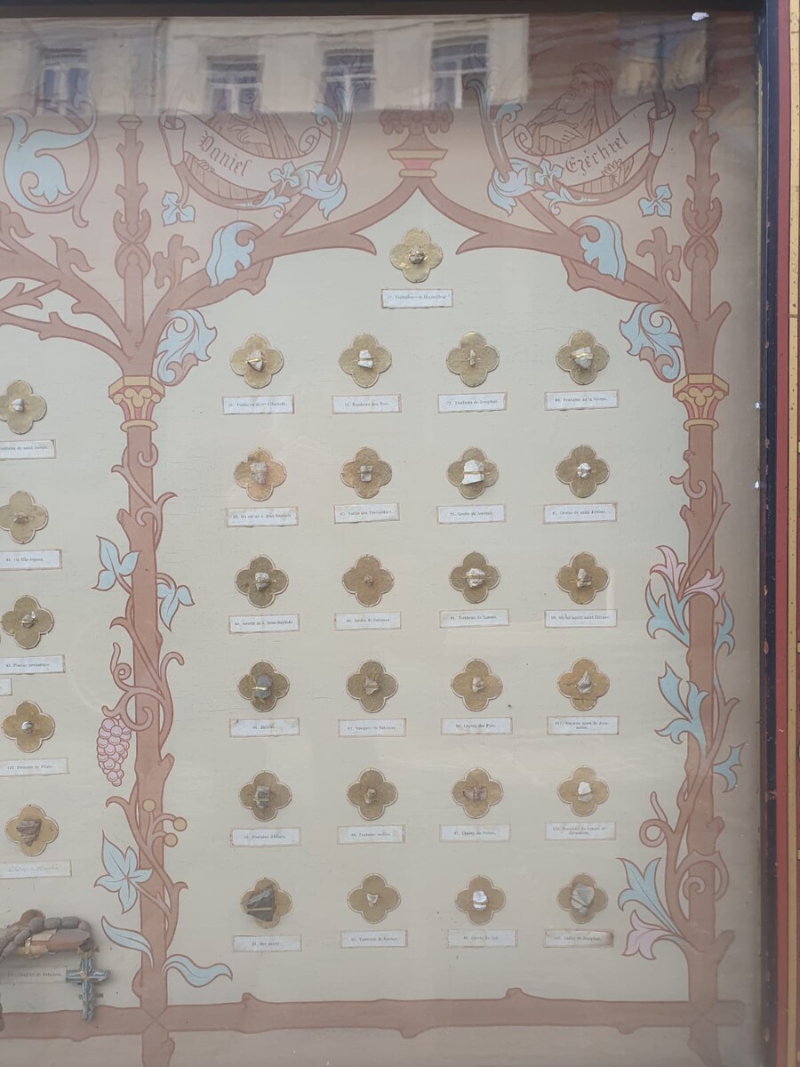 Neo-Gothic style reliquary containing 74 relics