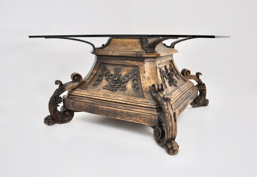 Octagonal dining table, gilded and carved wooden base, late 18th