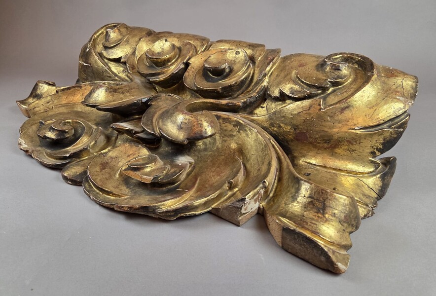 Ornamental pediment in carved and gilded wood, Italy 18th century
