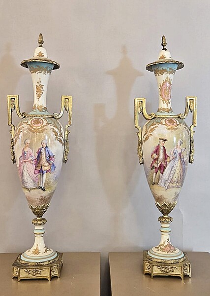 Pair of lidded vases made of Sèvres porcelain and gilded bronze, featuring romantic scenes, 19th century.