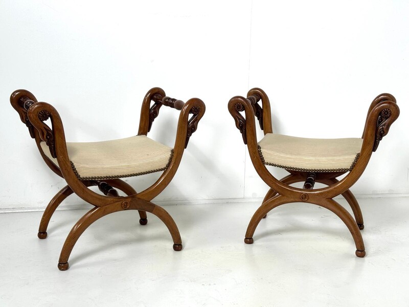 Pair of mahogany swan-neck stools, Early 19th century. Seat height: 37 cm.