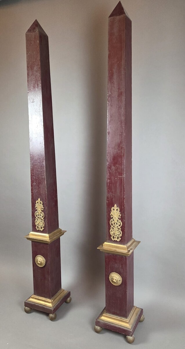 Pair of obelisks in painted wood with ormolu ornamentation, early 20th century