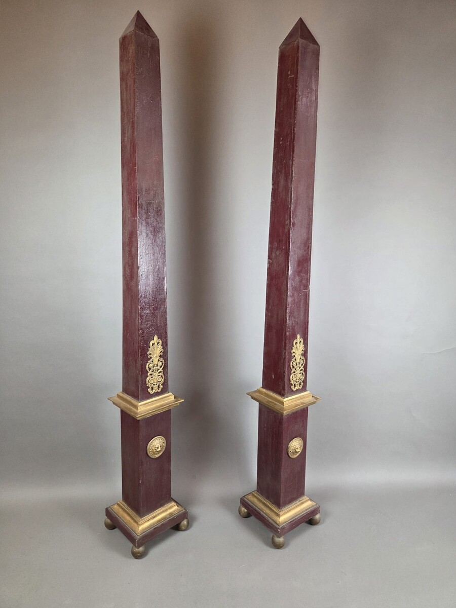 Pair of obelisks in painted wood with ormolu ornamentation, early 20th century