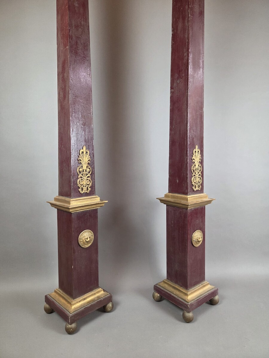 Pair of obelisks in painted wood with ormolu ornamentation, early 20th century